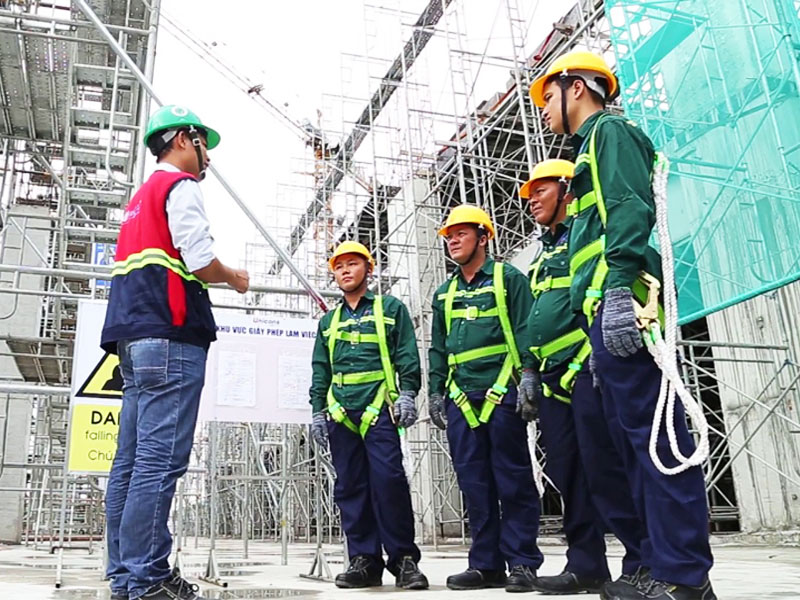 Tại sao cần trang bị quần áo bảo hộ lao động khi làm việc tại công trường, trong nhà máy sản xuất
